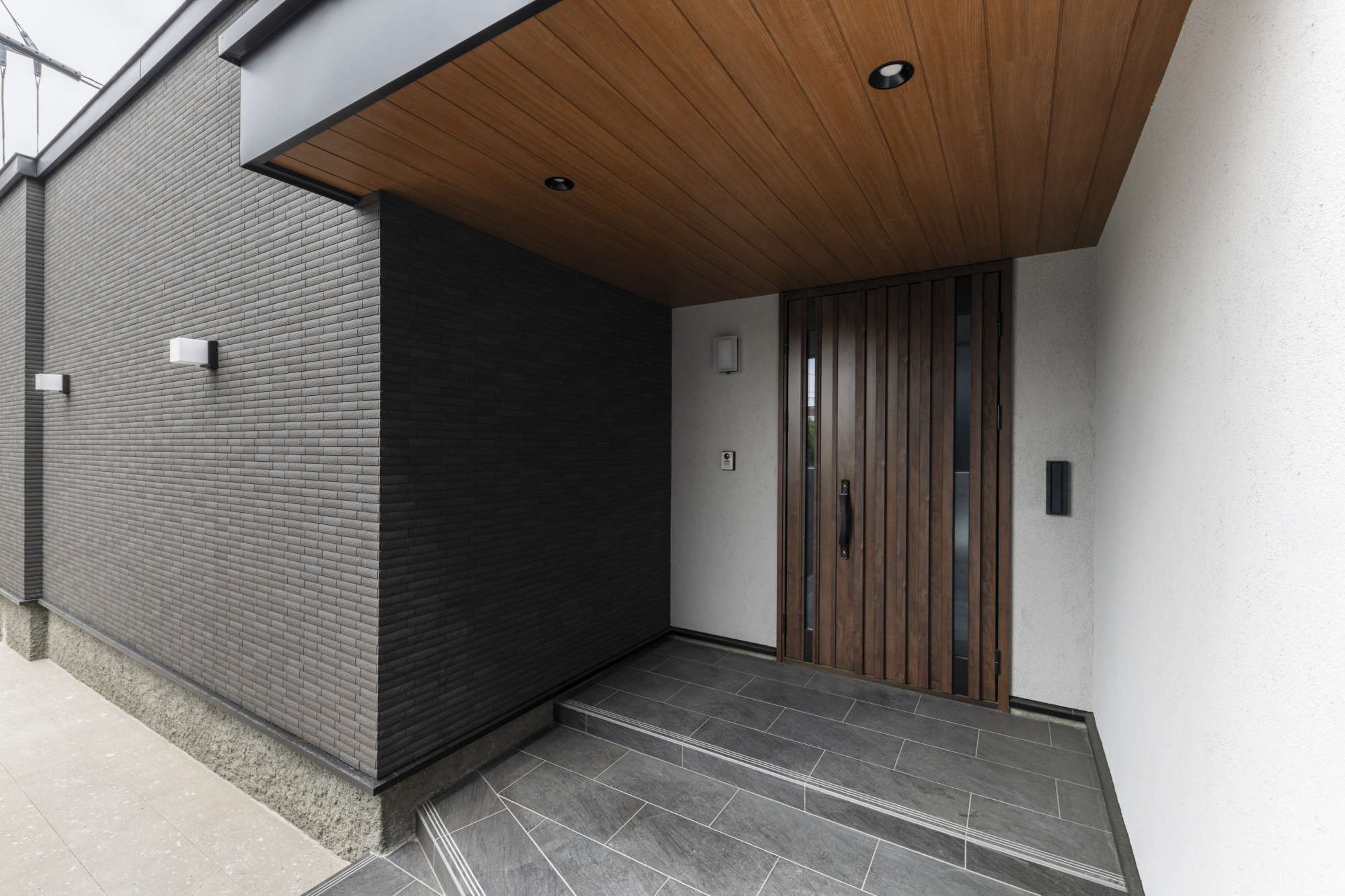 ブラックタイルと、ウッド調パネルが圧巻の玄関ポーチ -  -  - 