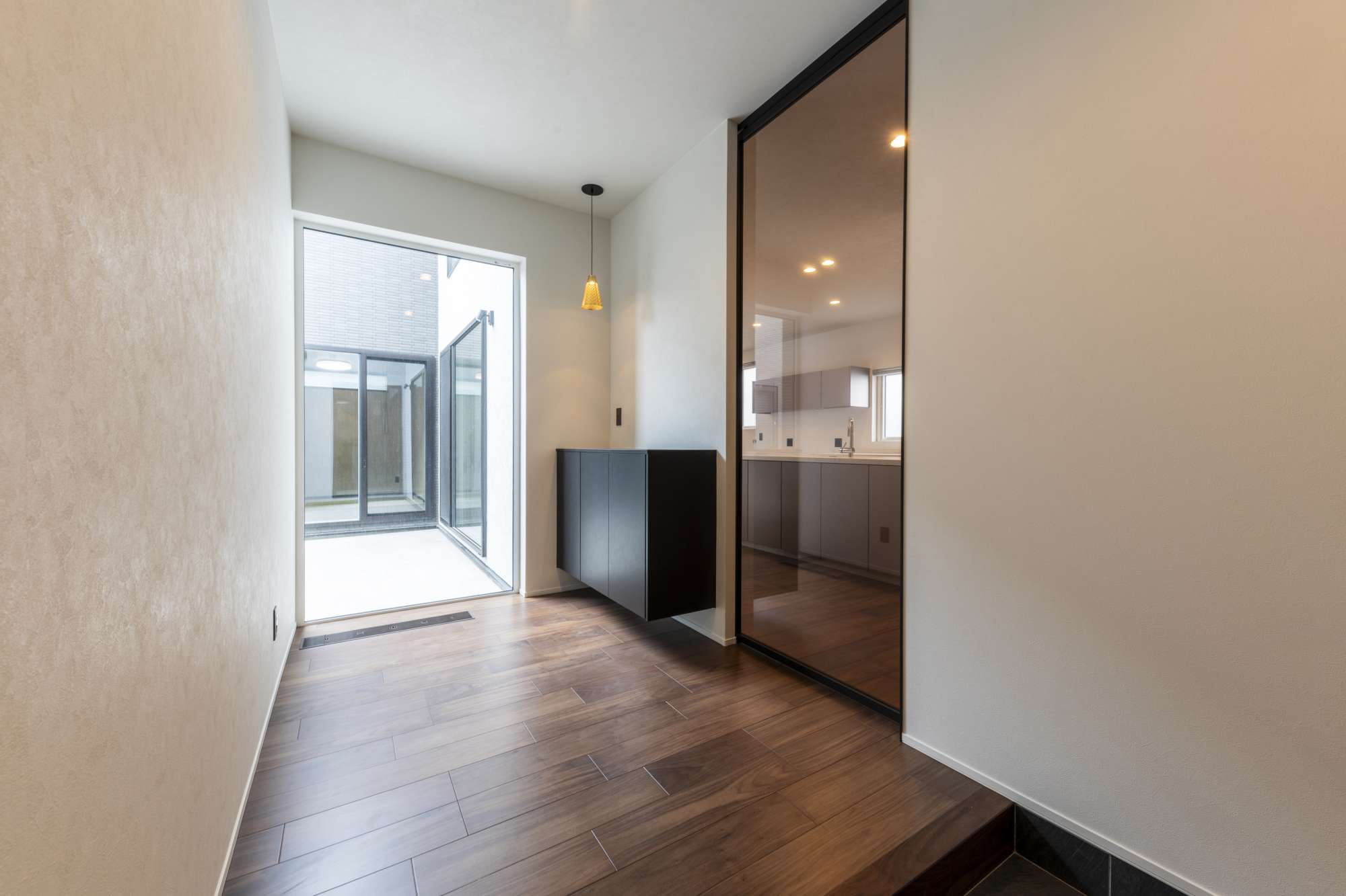 エントランス。正面に中庭を望み、LDKへのドアはガラスで開放感を -  -  - 