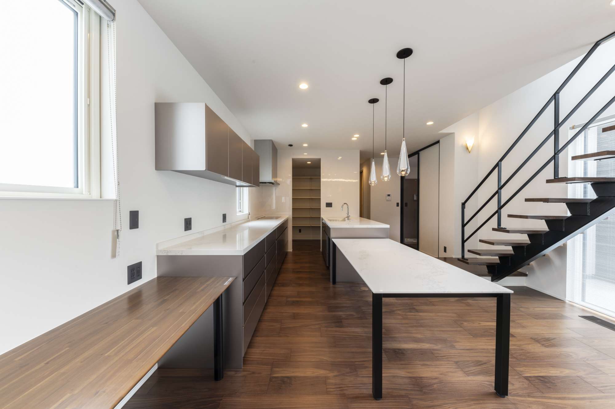 パントリーやカウンターもあり、大勢で囲めるキッチンダイニング -  -  - 