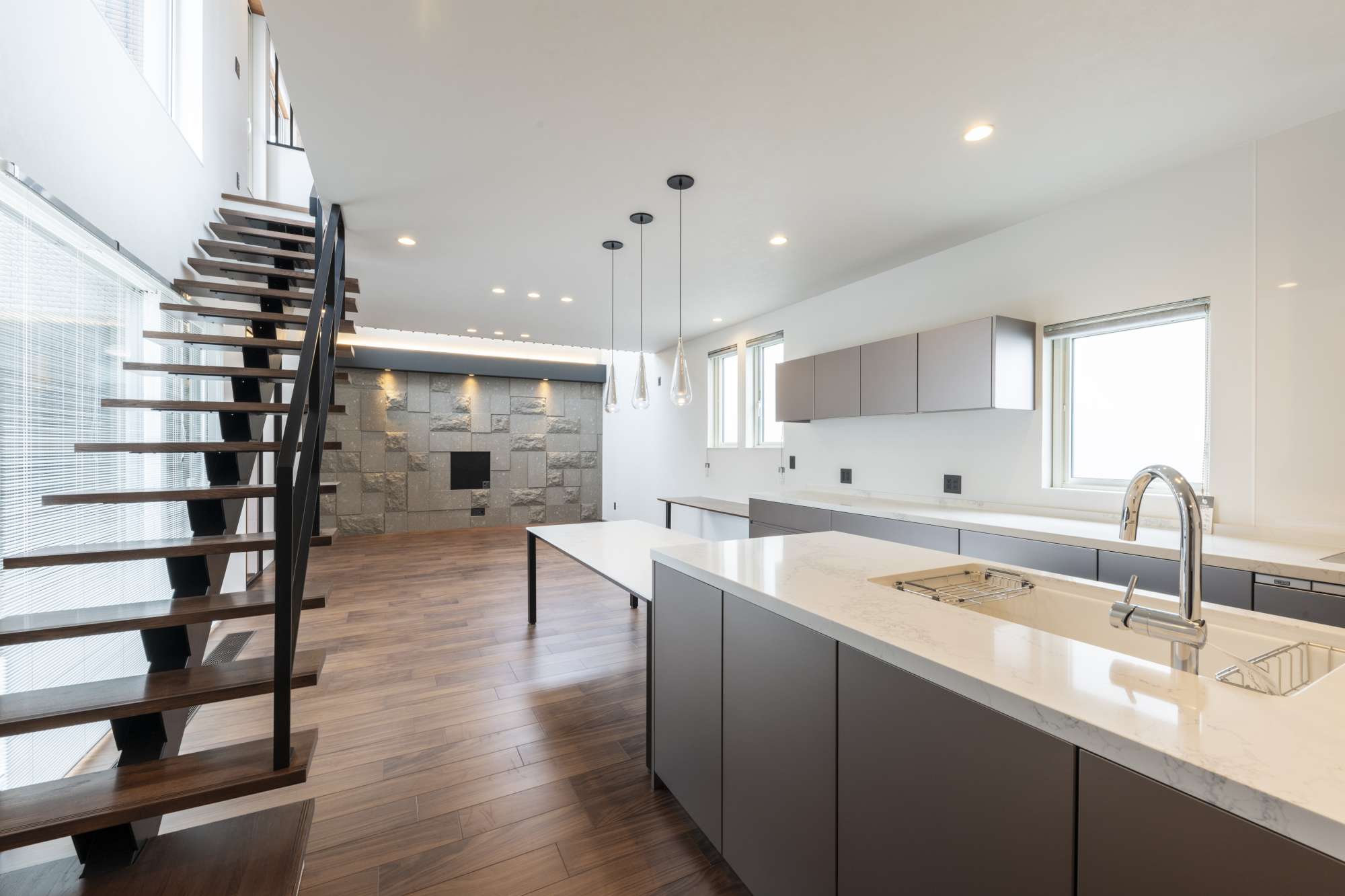 吹抜けへと続くスケルトン階段 -  -  - 