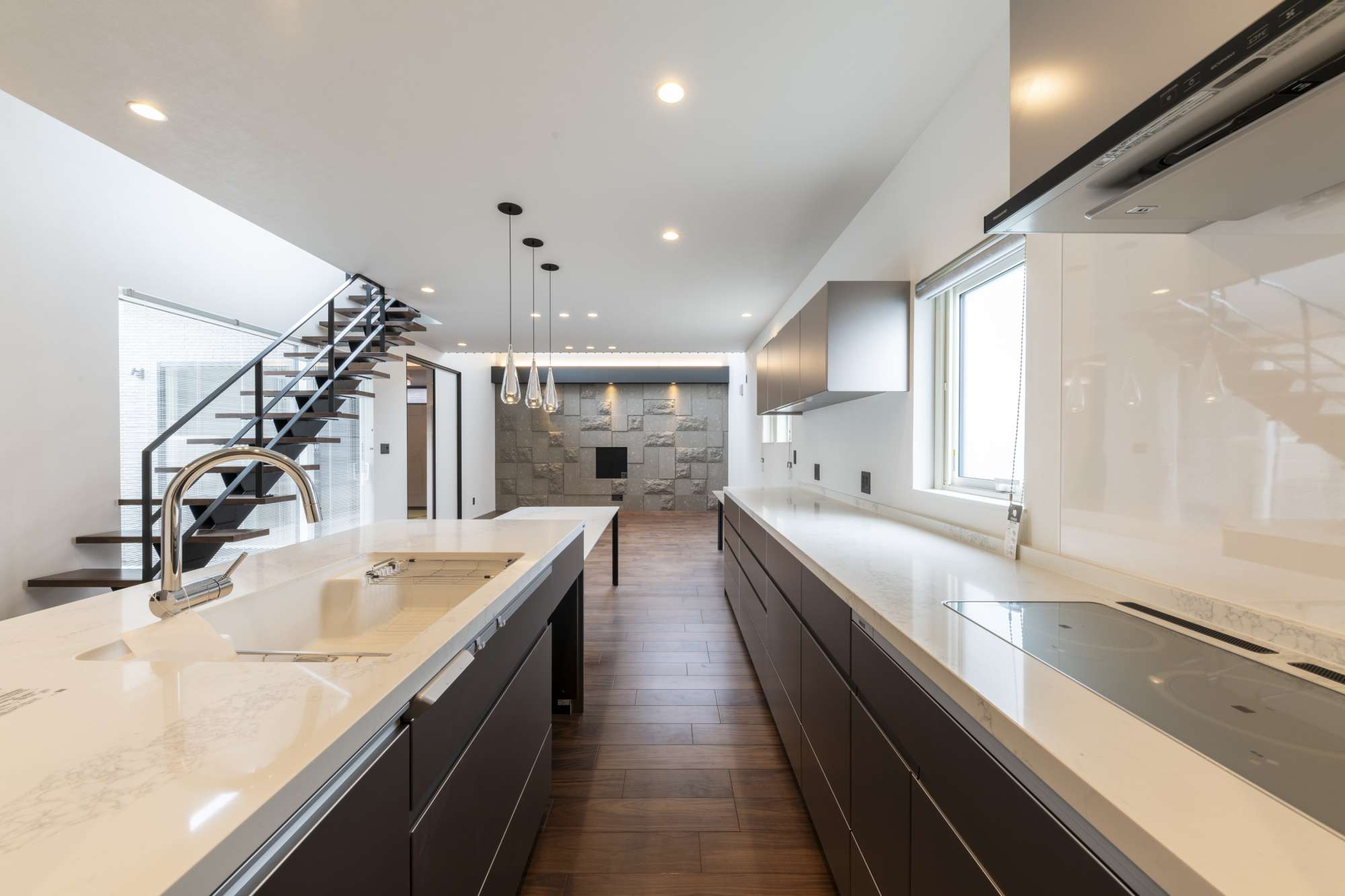 シンクとコンロをわけたセパレートキッチン。中央に広い調理スペースができるため、大皿料理やお菓子作りなどにも最適。家族で並んで作業できるのも魅力です。 -  -  - 