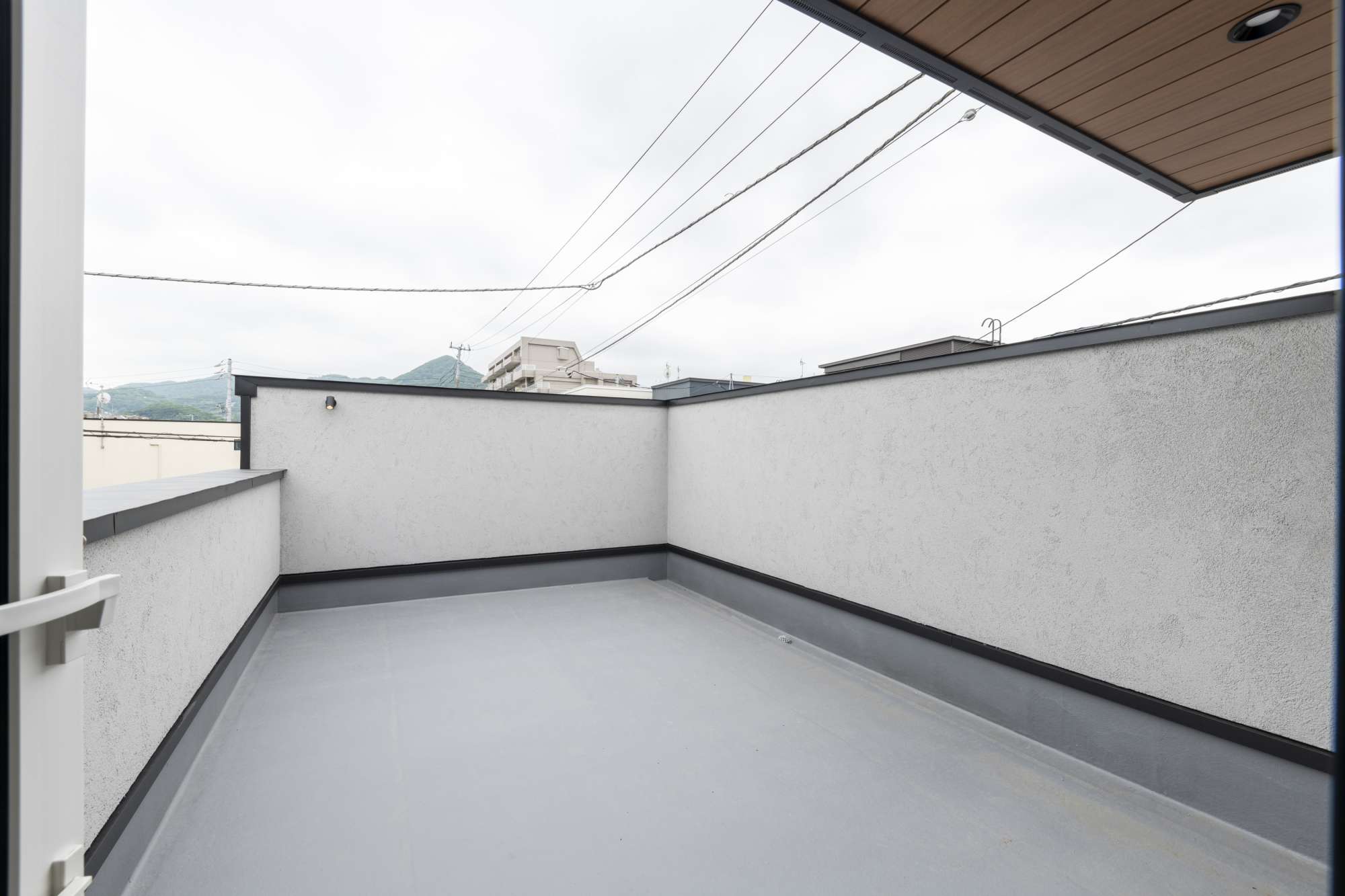 2階には山側へ向けたバルコニー。ここからも中庭を見降ろすとことができます。 -  -  - 